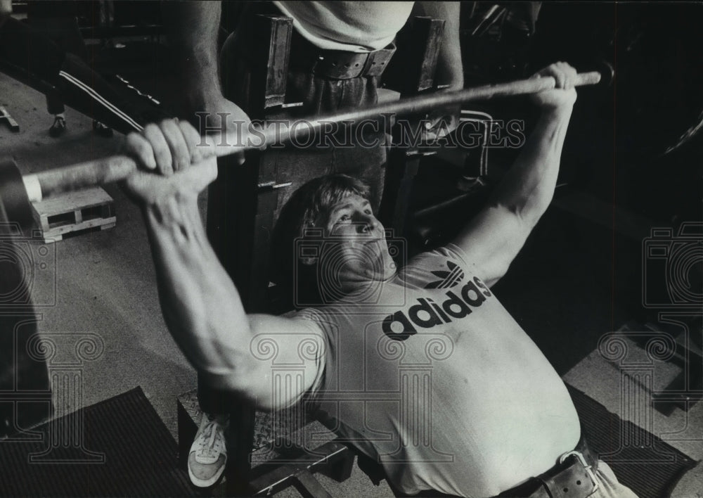1982 Press Photo Former Ripon College star Jeff Gabrielsen at Wedgewood Center. - Historic Images
