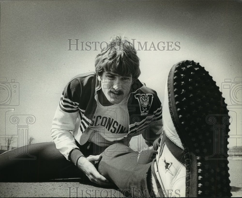 1982 Press Photo Wisconsin Badgers football player, David Greenwood, stretches- Historic Images