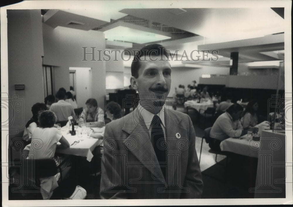 1988 Press Photo David R. Garnett, Manager of The Mandarin Club in Eau Claire- Historic Images