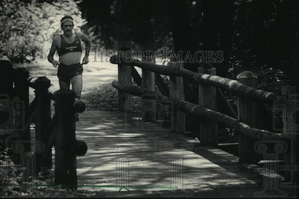 1986 Press Photo Runner David Gray during a recent work, prepares for race - Historic Images