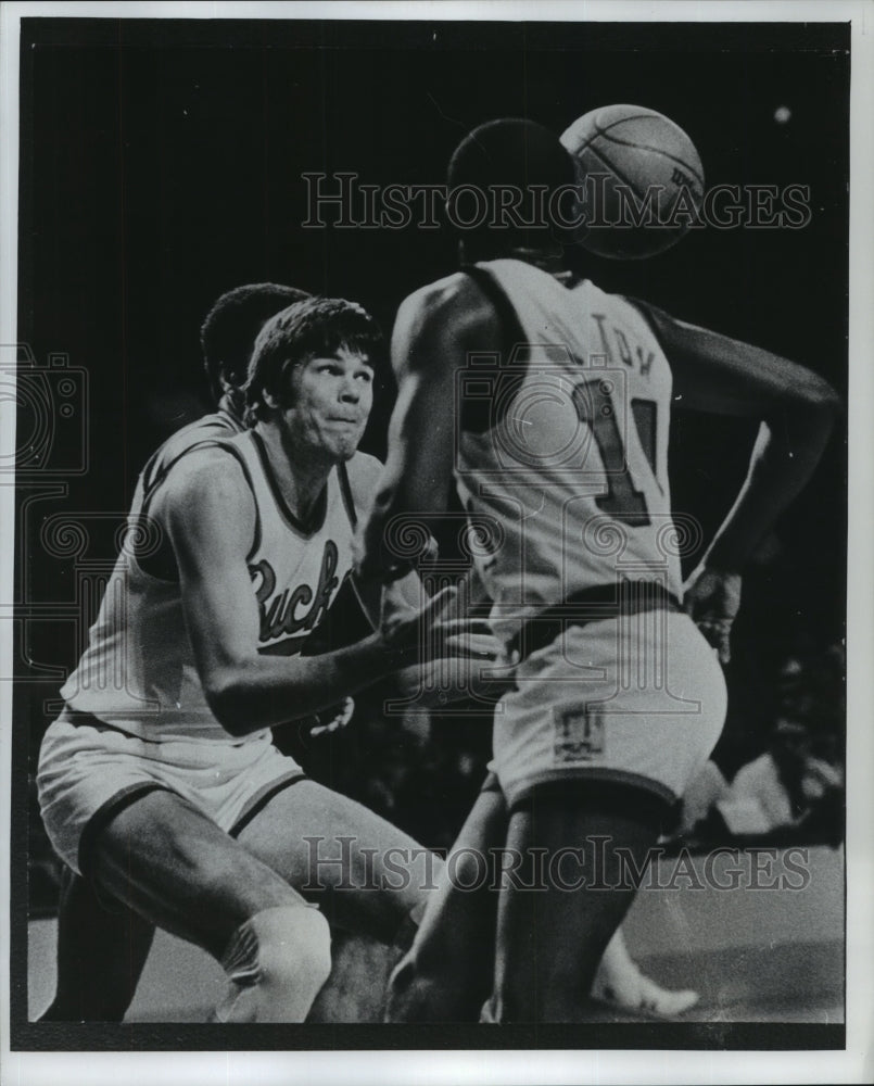 1977 Press Photo Milwaukee Bucks basketball player, Dave Meyer, watches the ball- Historic Images