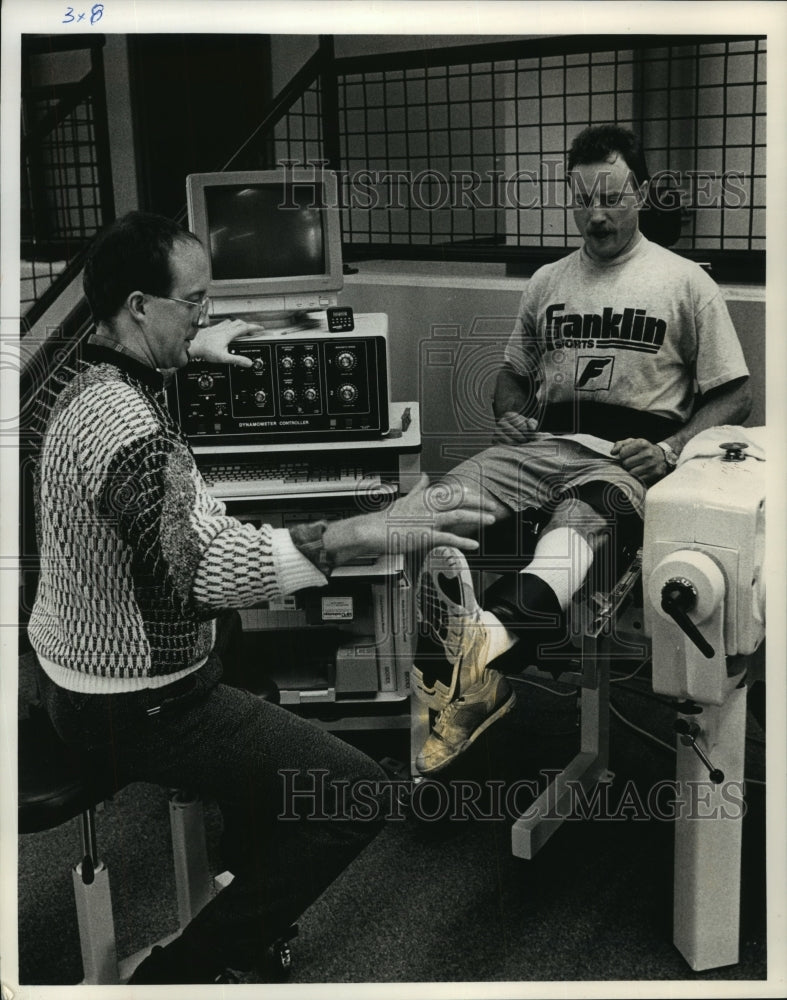 1990 Press Photo Paul Bodenback (left) supervises Brewers Jim Gantner's therapy.- Historic Images