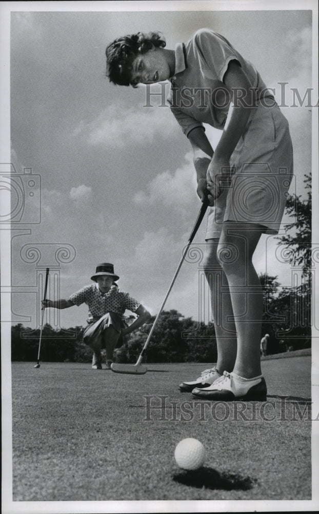 1960 Louise Gammell at Milwaukee County Women&#39;s 36 hole title meet - Historic Images