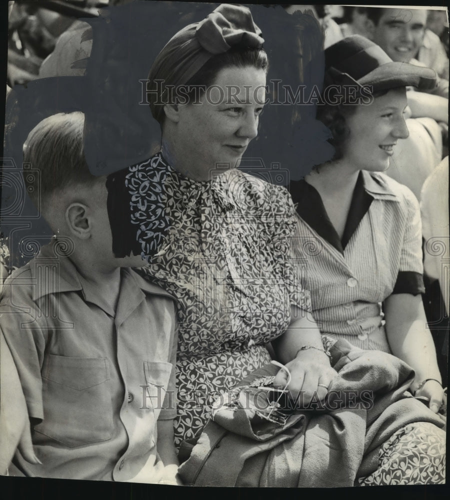 1942 Press Photo Mrs. Grimm, Billy and Mae Jean watch game at Borchert Field - Historic Images