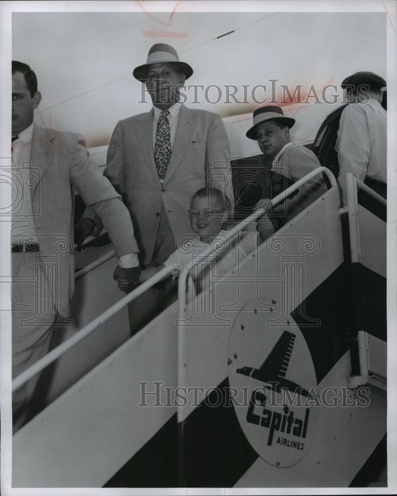 1956 Press Photo Charley Grimm returns to Milwaukee on Capital airlines - Historic Images