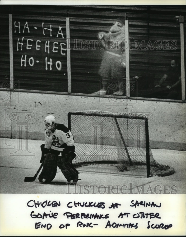 1983 Press Photo Chicken chuckles at Saginaw goalie performance at end of rink.- Historic Images