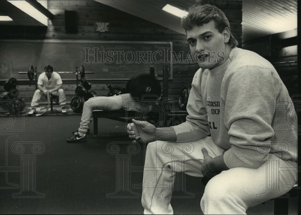 1987 Press Photo Badger Football Player Pete Nowka In Weight Training Room- Historic Images