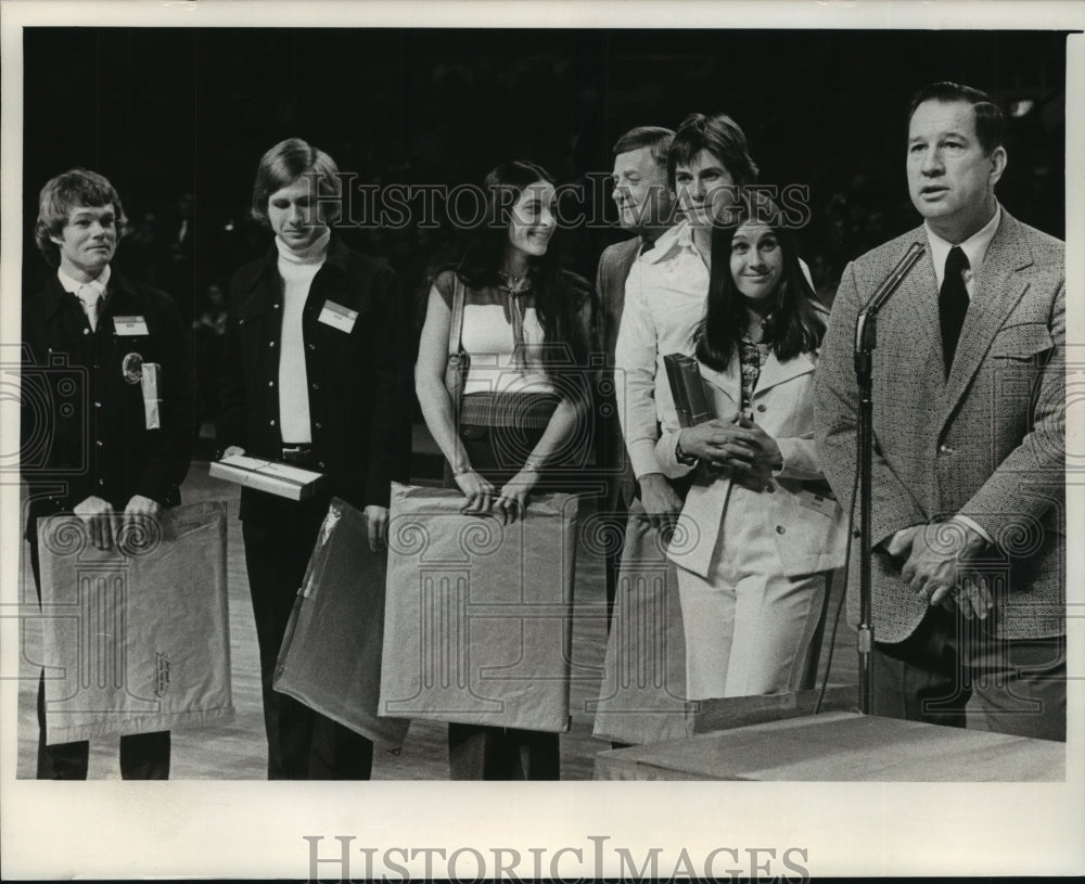 1976 Press Photo United States Olympic Speed Skaters Honored At Arena Ceremony - Historic Images