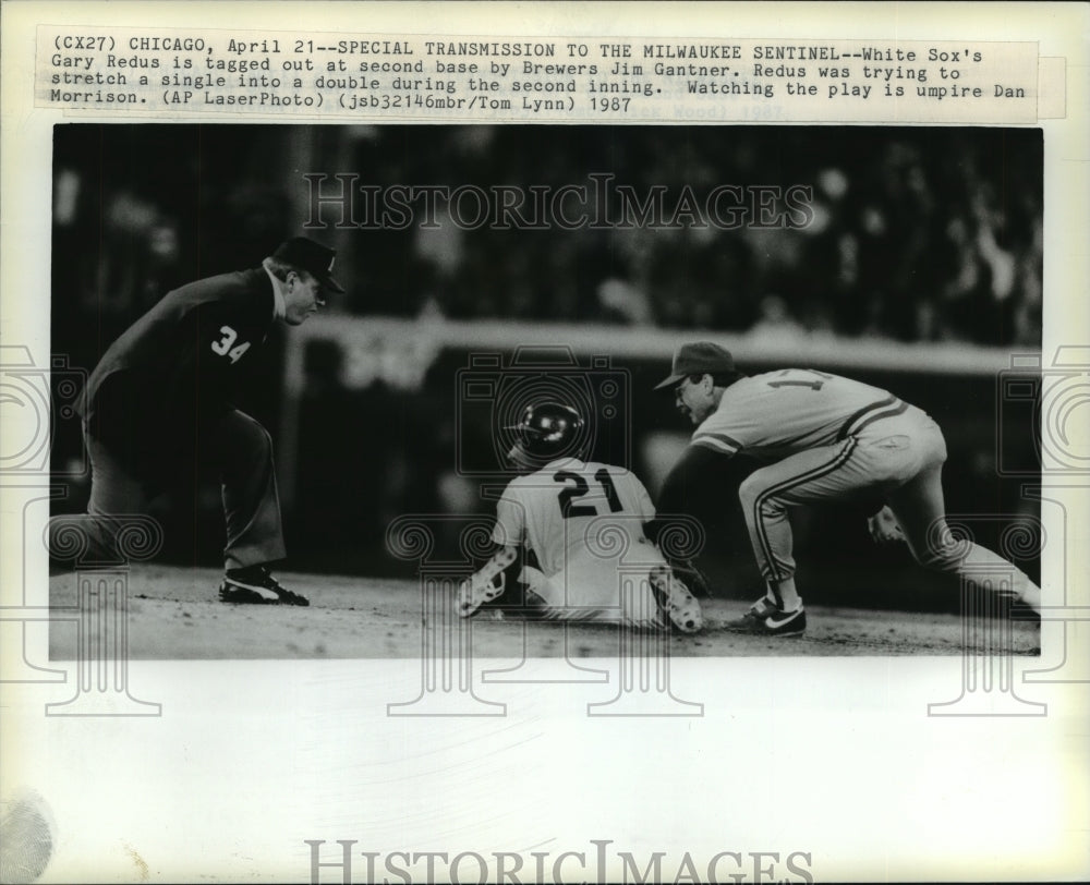 1987 Press Photo Milwaukee Brewers' Jim Gantner tags White Sox's Gary Redus out- Historic Images