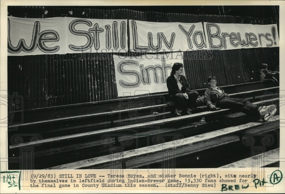 1983 Press Photo Milwaukee Brewers fans, sisters Tracy and Bonnie Hayes - Historic Images