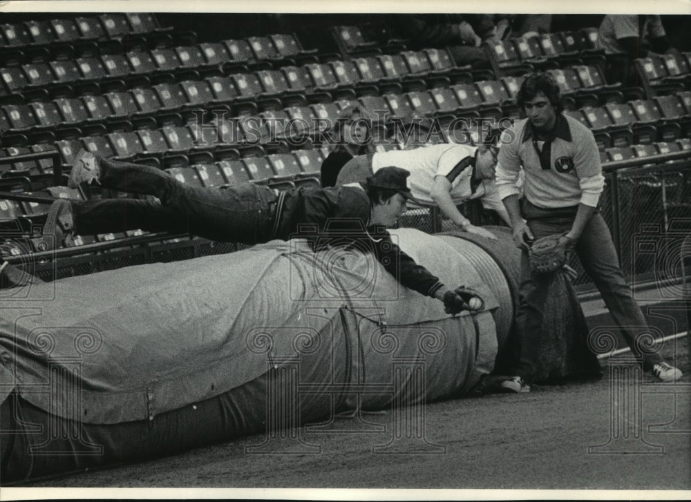 1985 Press Photo Milwaukee Brewer fan snatches foul ball over rail &amp; tarp roll- Historic Images