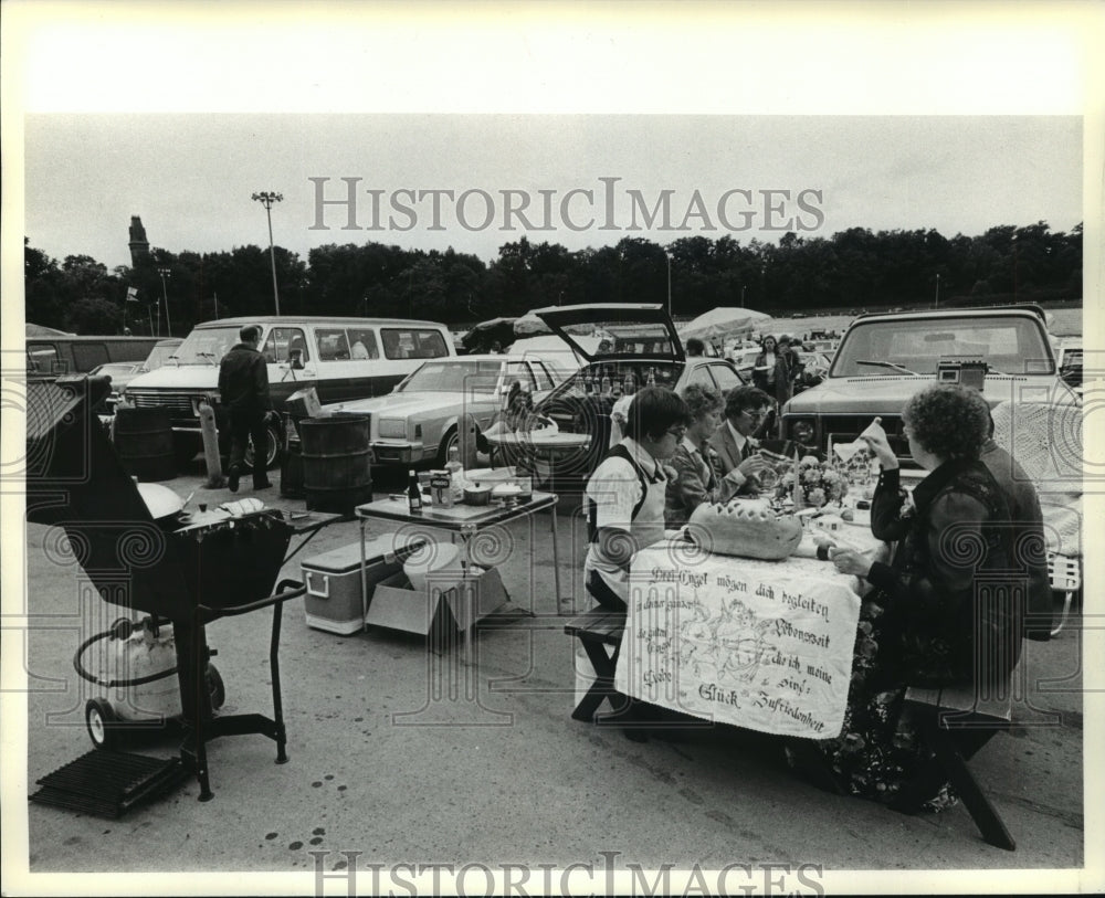1980 Press Photo Tailgate party at Milwaukee Brewers stadium for fans, Milwaukee - Historic Images