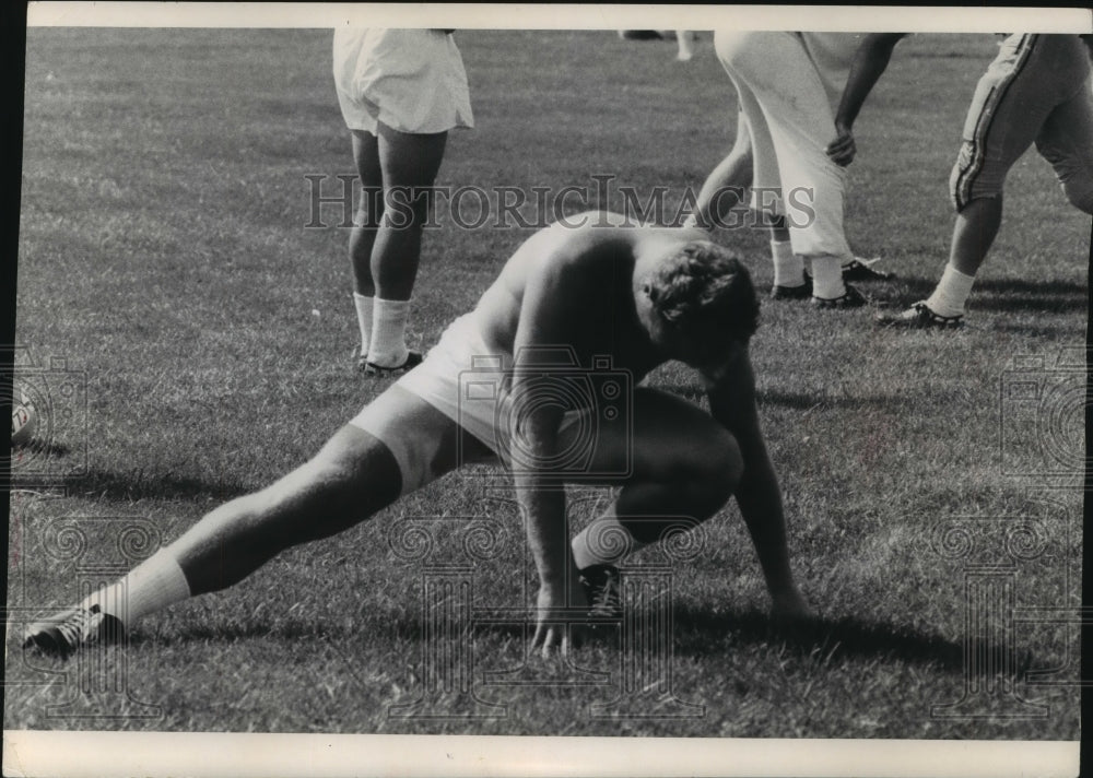 1984 Press Photo Green Bay Packers' Paul Hornung loosens up during workout- Historic Images