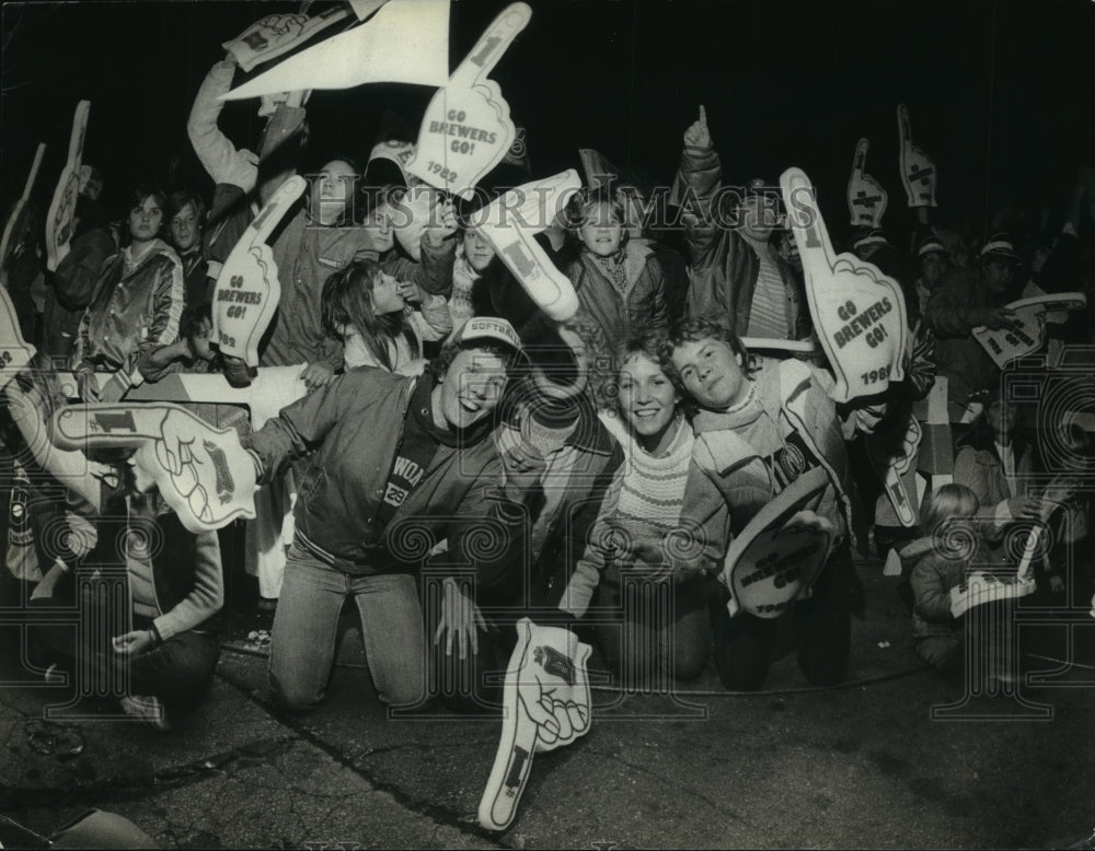 1982 Press Photo Milwaukee Brewers fans at World Series Pep Rally - mjt10203 - Historic Images