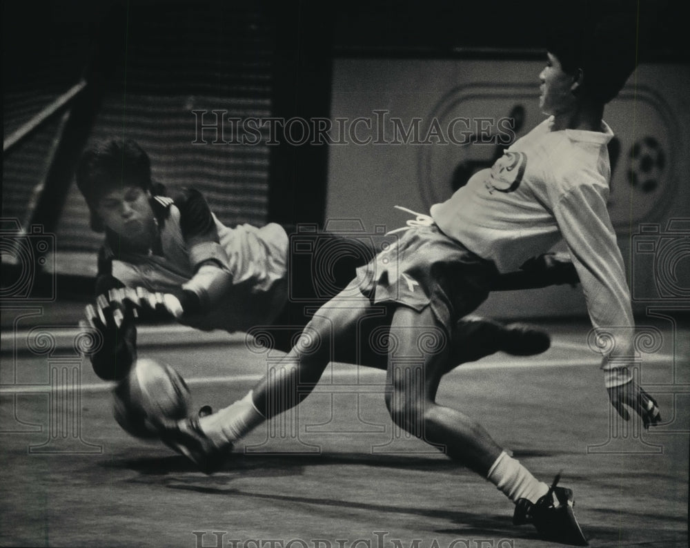 1986 Press Photo Milwaukee Wave Dzung Tran Scores on Chicago&#39;s Goalie Garcia- Historic Images