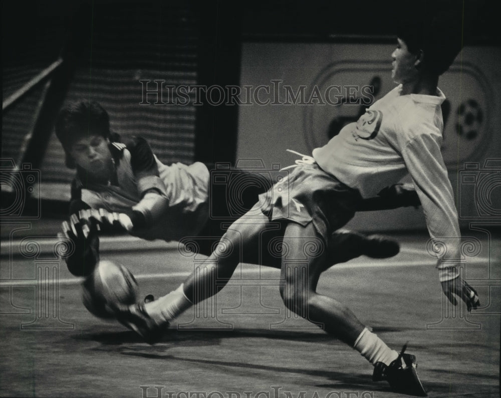 1986 Press Photo Milwaukee Wave Dzung Tran Scores on Chicago's Goalie Garcia- Historic Images