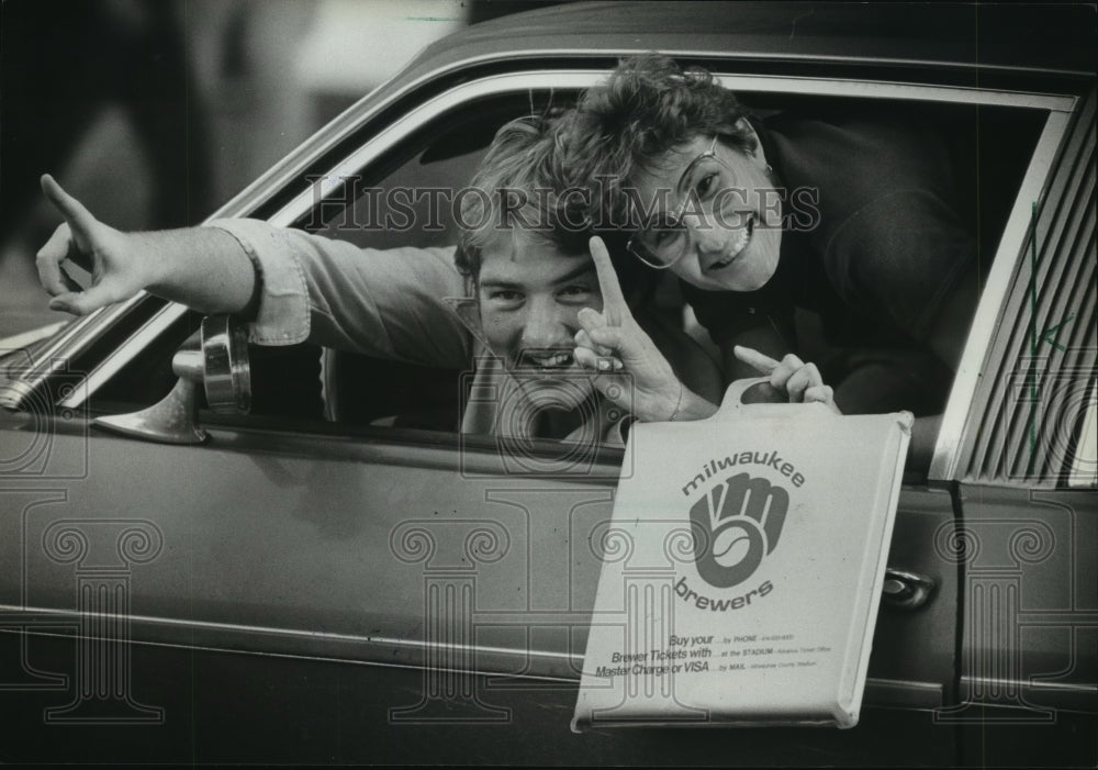 1982 Press Photo Milwaukee Brewers fans give &quot;Number 1&quot; sign, celebrate team win- Historic Images