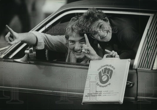 1982 Press Photo Milwaukee Brewers fans give "Number 1" sign, celebrate team win- Historic Images
