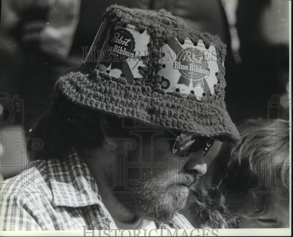 1982 Press Photo Milwaukee Brewer fan sporting a Pabst Blue Ribbon hat. - Historic Images