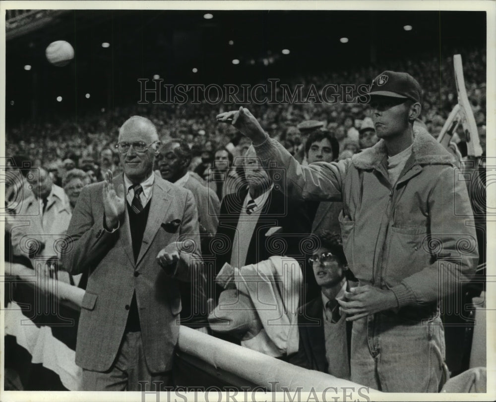1982 Press Photo Bob Bartholf throws out first ball at World Series in Milwaukee- Historic Images