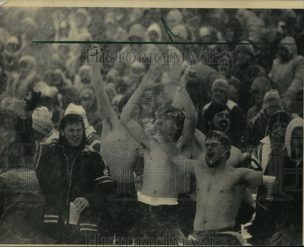 1985 Press Photo Green Bay fans bear it all as Packer beat Tampa Bay, 21-0.- Historic Images
