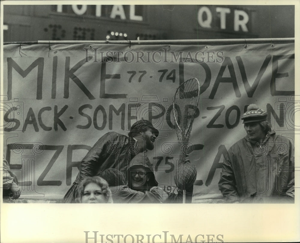 Press Photo Green Bay Packer fans. One with a net to catch footballs. - Historic Images