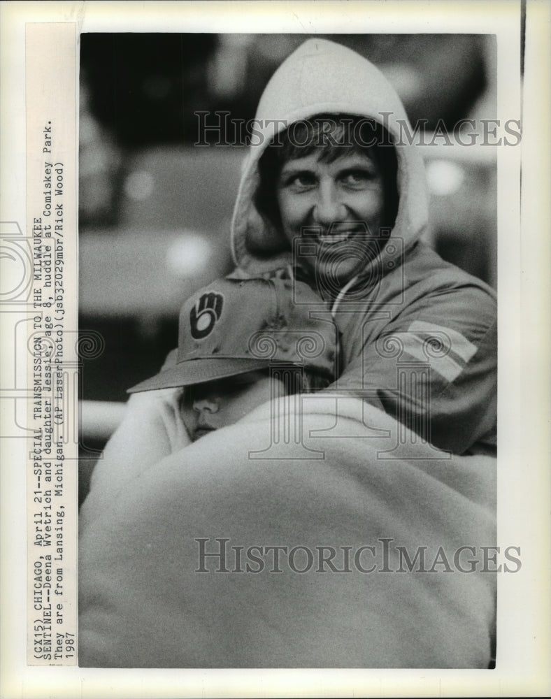 1987 Press Photo Deena Wvetrich &amp; daughter watch Milwaukee Brewers baseball game - Historic Images