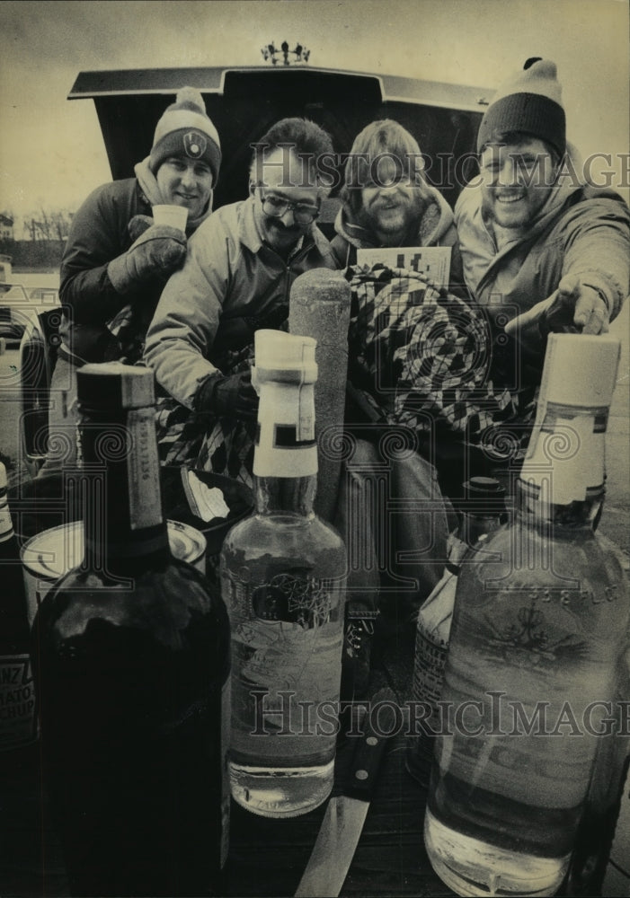 1983 Press Photo Gary Krzyczynski, others tailgaters at Milwaukee Brewers game.- Historic Images