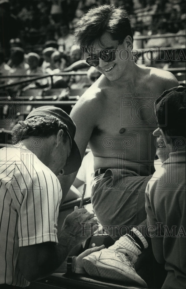 1987 Press Photo John Kosky Brewers fan gets autograph from manager, Milwaukee. - Historic Images