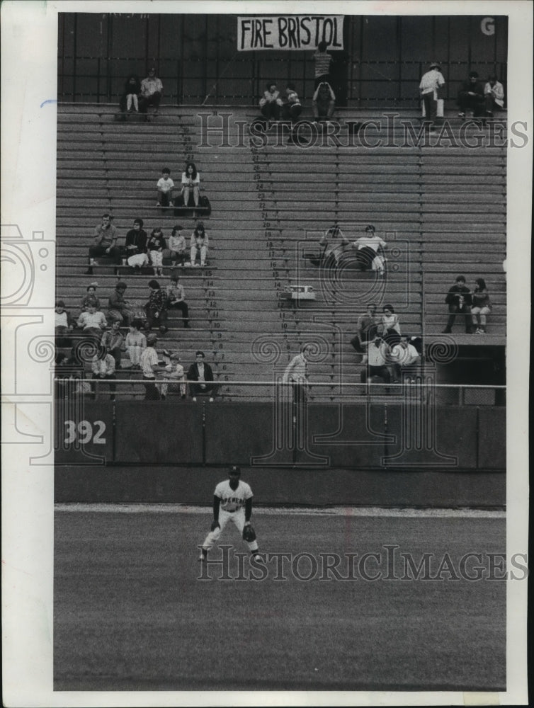 1971 Press Photo Some Brewers fans want Manger Bristol fired but game goes on. - Historic Images