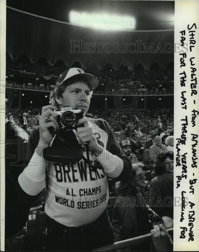 1982 Press Photo Shirl Walter came from Arkansas not Milwaukee to cheer Brewers. - Historic Images