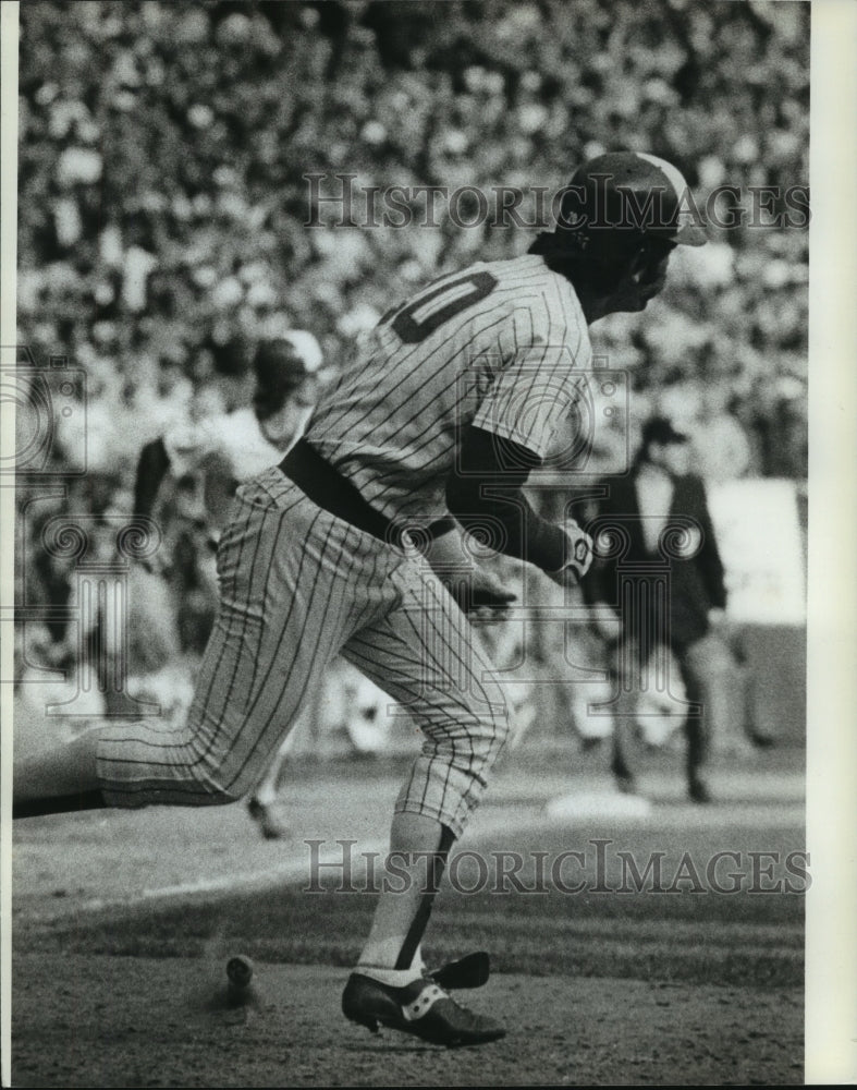 1982 Press Photo Gorman Thomas of Brewers getting his clutch single in the 7th.- Historic Images