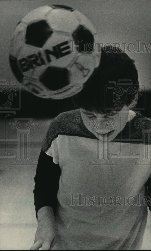 1986 Press Photo Peter Knezic learns soccer move during Milwaukee Wave visit - Historic Images