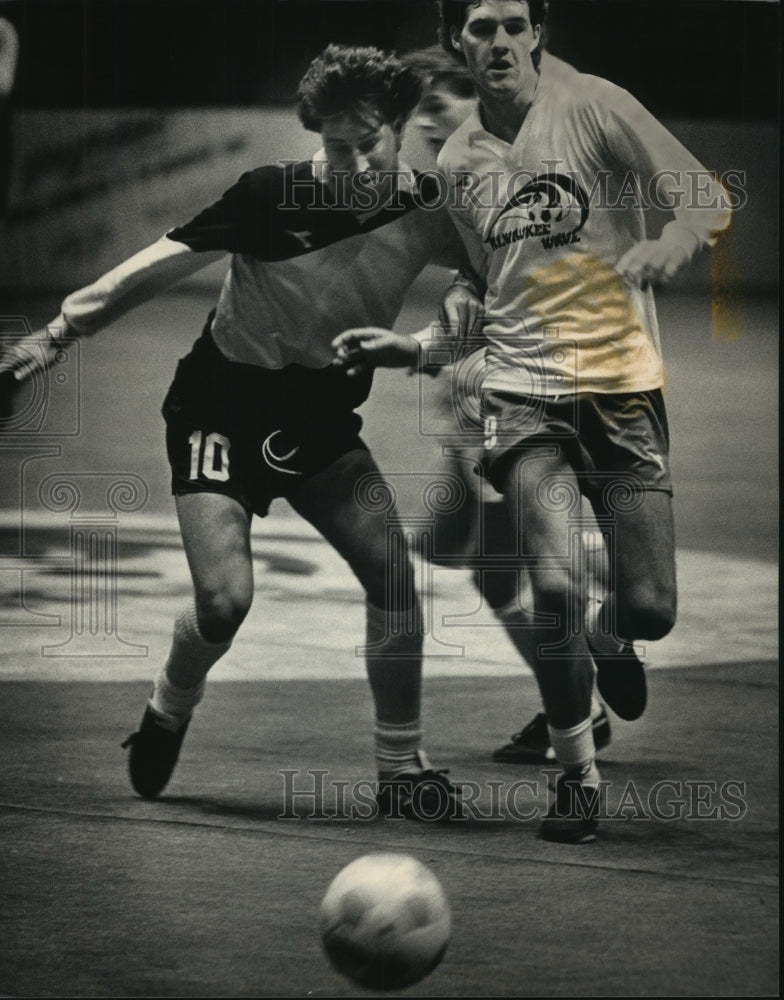 1986 Press Photo Milwaukee Wave's Chance Fry (right) moving the ball down field. - Historic Images