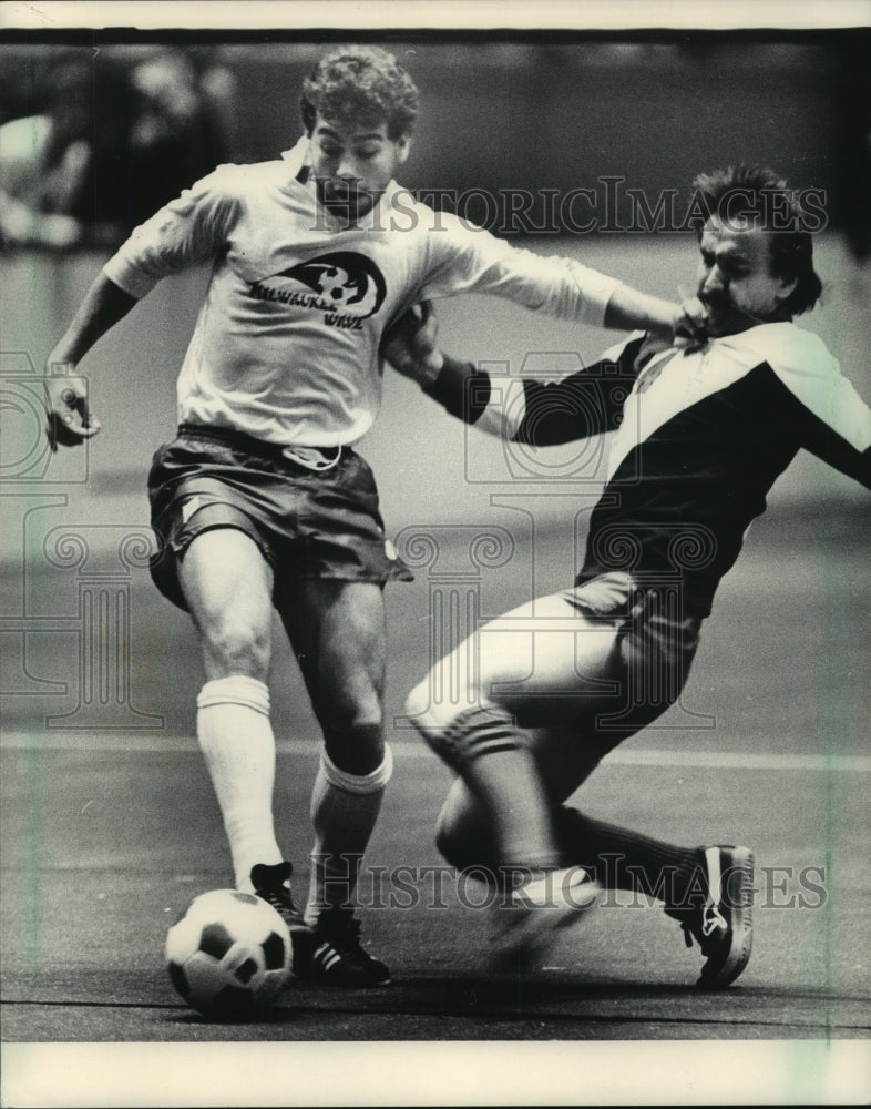 1984 Press Photo Milwaukee's Tom Alioto now makes defending the ball.- Historic Images