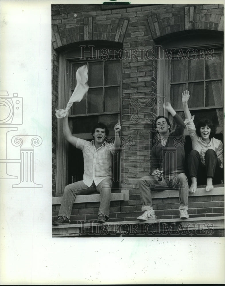 1982 Press Photo Marquette Students and Brewer Fans Celebrate From Window Ledge - Historic Images