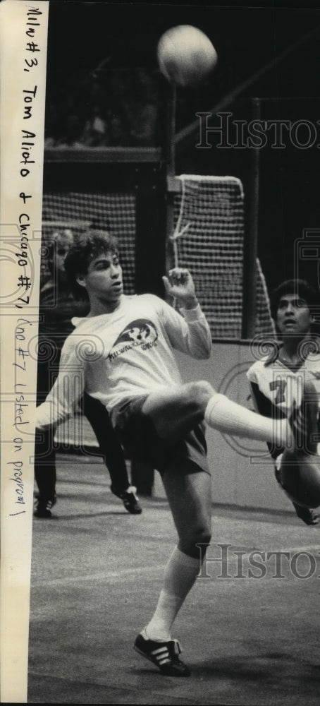 1985 Press Photo Tom Alioto of the Milwaukee Wave Keeps His Eye on the Ball - Historic Images