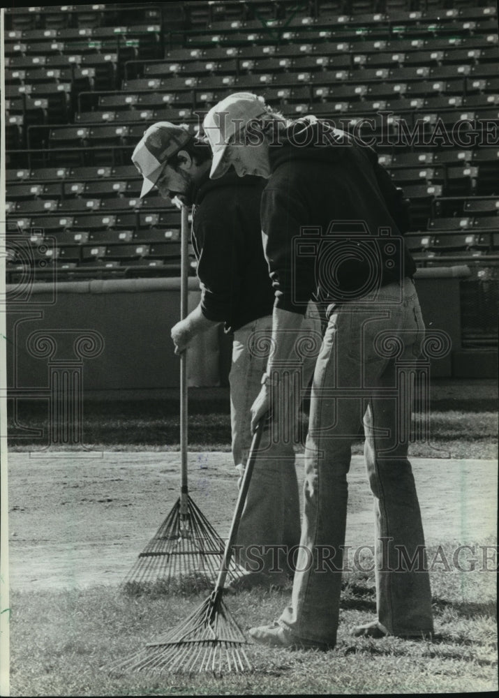 1982 Press Photo Workmen Rake Grass Near Home Plate, Milwaukee Brewers - Historic Images