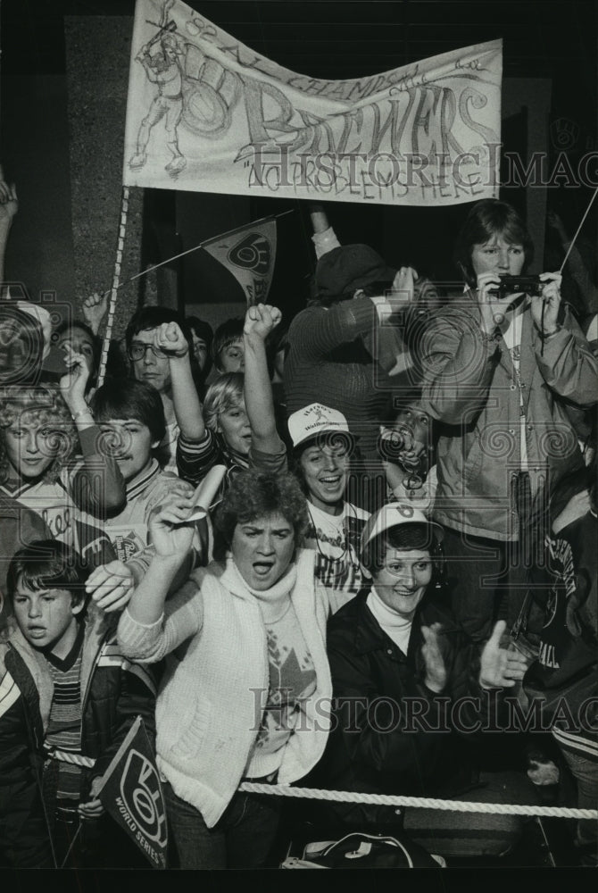 1982 Press Photo Group of Milwaukee Brewers fans - mjt10576 - Historic Images