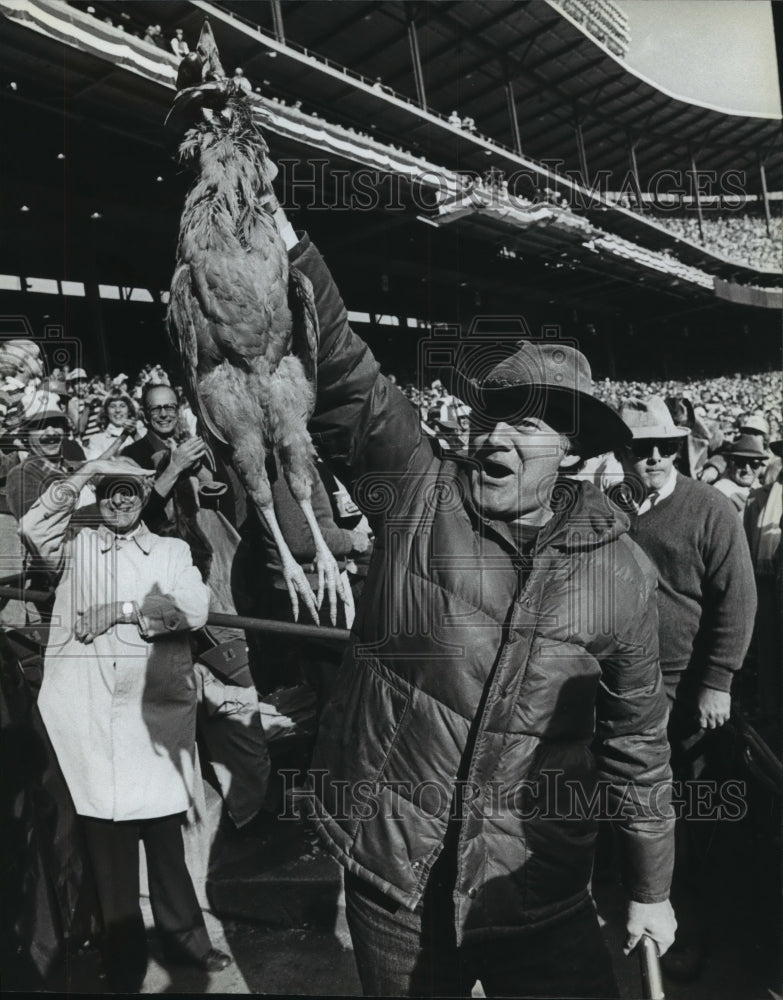 1982 Press Photo Roy Hahm carried dead painted chicken at World Series game - Historic Images