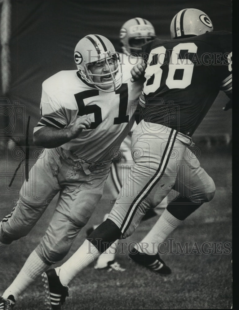 1974 Press Photo Larry Hefner nudged a rookie in a Packer practice drill. - Historic Images