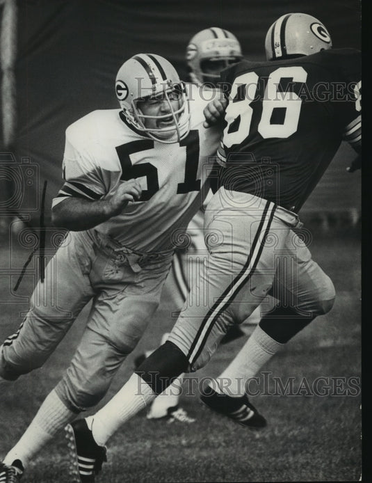 1974 Press Photo Larry Hefner nudged a rookie in a Packer practice drill. - Historic Images