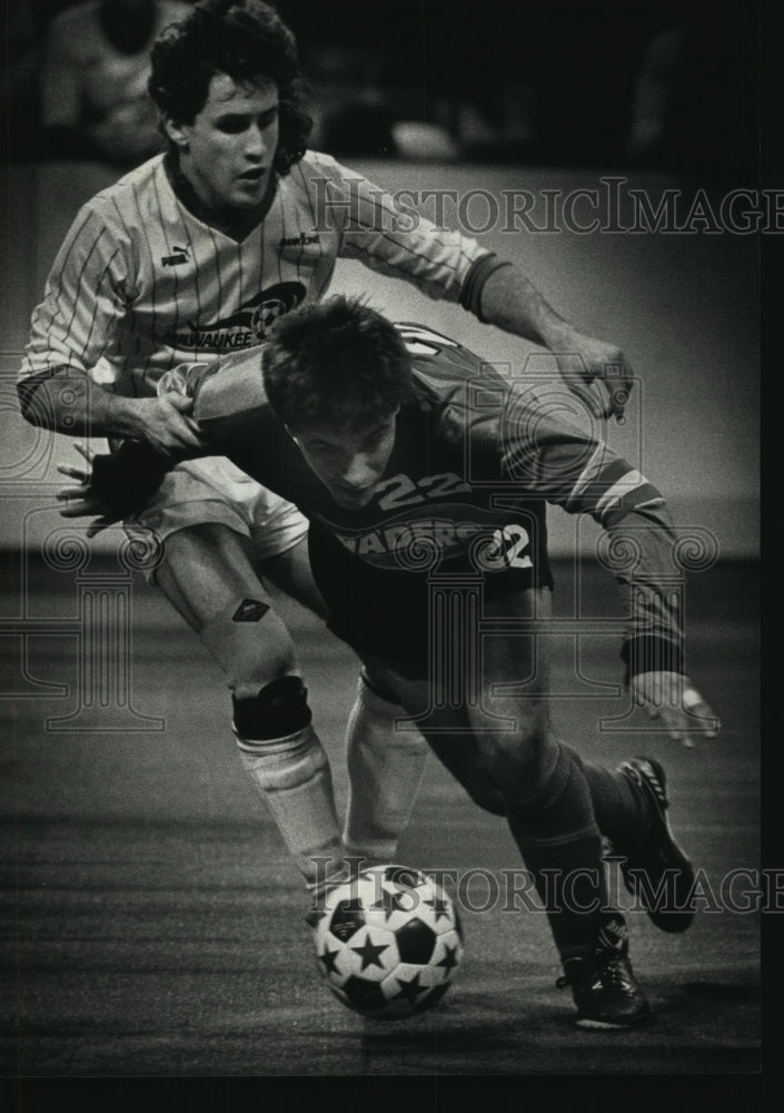 1990 Press Photo Wave's George Pastor tried to stop Canton's Marcello Carrera.- Historic Images