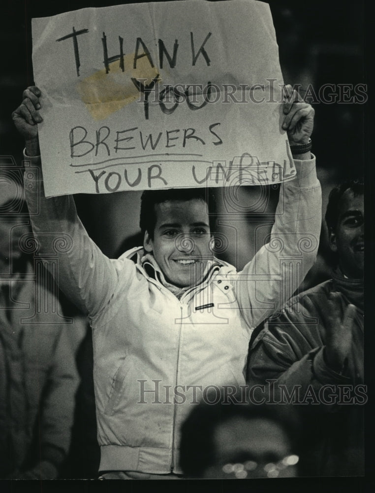 1987 Press Photo Fans seemed to appreciate the Brewers&#39; effort. - mjt10637- Historic Images