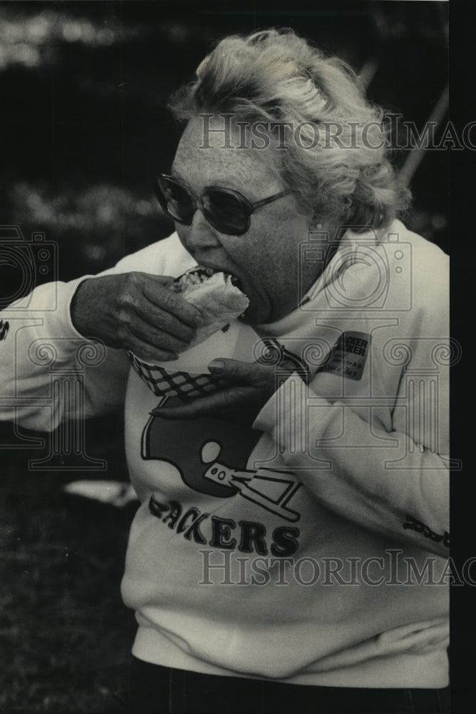 1986 Press Photo Joanne Hansford Enjoys Bratwurst at Packer's Game in Tampa - Historic Images