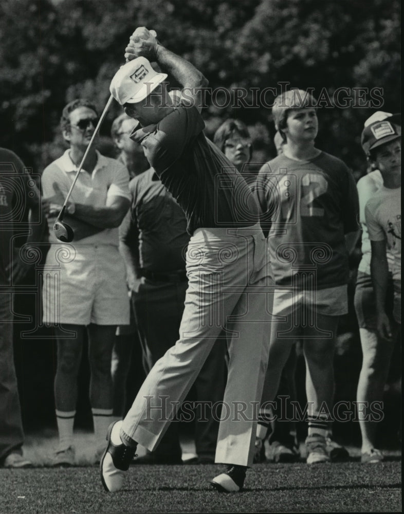 1985 Press Photo Golfer Lou Graham hit his tee shot on number 3 at Currie park- Historic Images