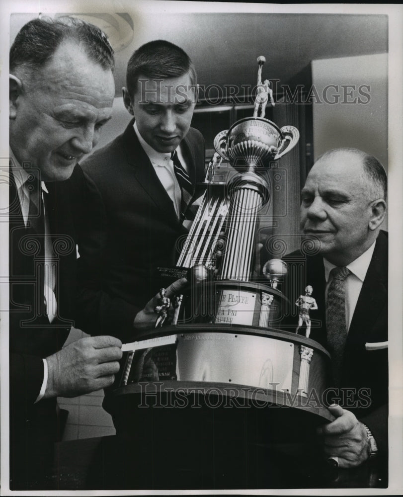 1963 Press Photo (L-R) Dr. Thomas Abbott, Ron Glaser and Ed Hickey with trophy.- Historic Images