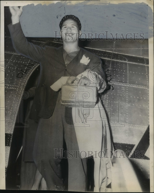 1945 Boxer Arturo Godoy getting off plane in the United States. - Historic Images