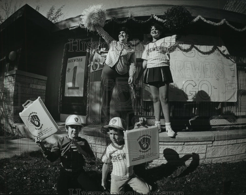 1982 Press Photo Milwaukee Brewers' fans at World Series - mjt10722- Historic Images