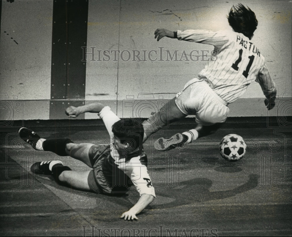 1989 Press Photo Milwaukee&#39;s George Pastor tripped by Bret Hall in soccer- Historic Images